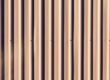 Sterk hout in verticale stroken met rustige nerfstructuur en warme tinten, perfect geschikt voor een duurzame wand.