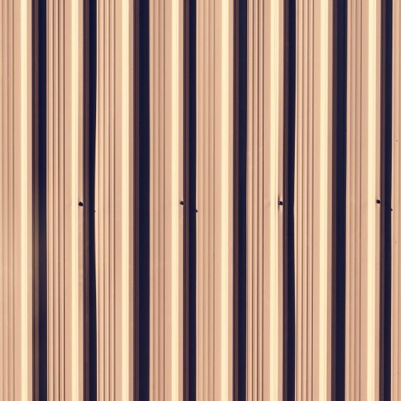 Sterk hout voor wandmontage Sterk hout in verticale stroken met rustige nerfstructuur en warme tinten, perfect geschikt voor een duurzame wand.