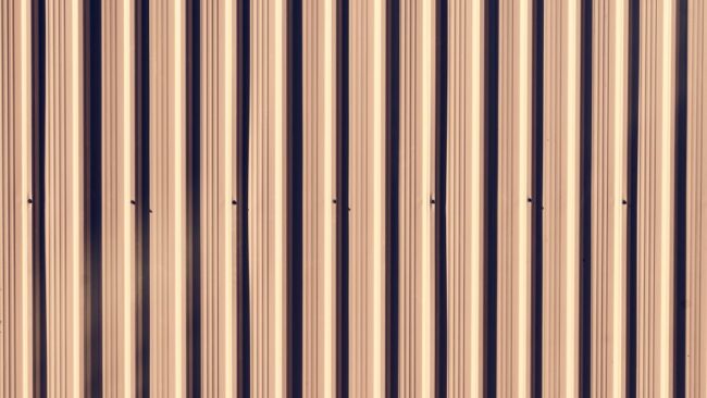 Sterk hout in verticale stroken met rustige nerfstructuur en warme tinten, perfect geschikt voor een duurzame wand.