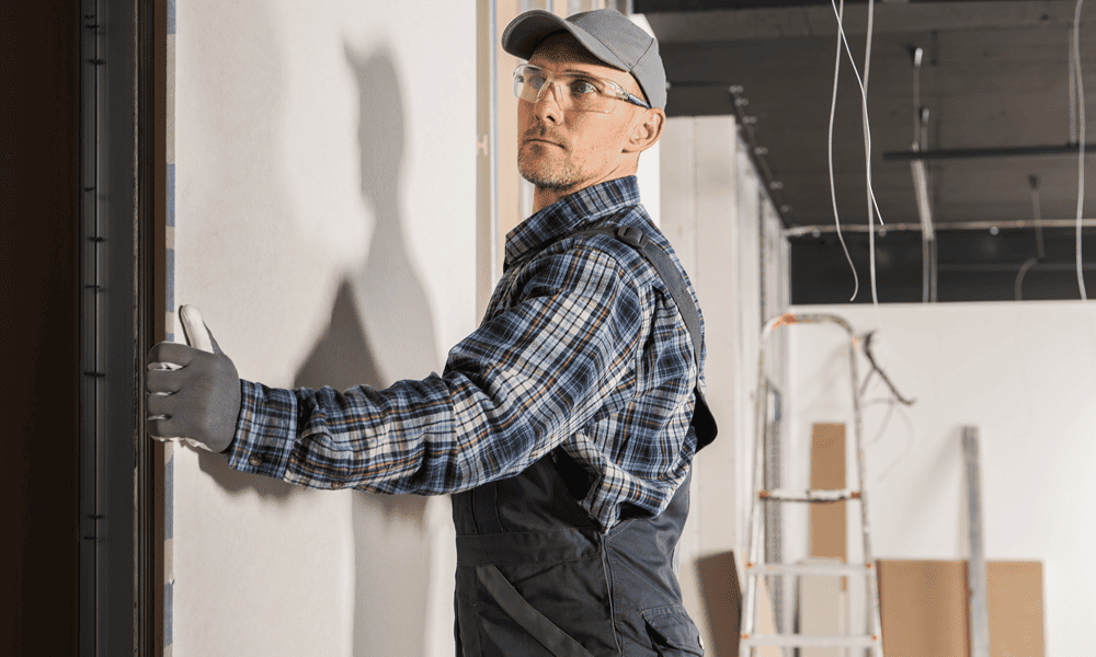 afbeelding van specialist die bezig is met een wand