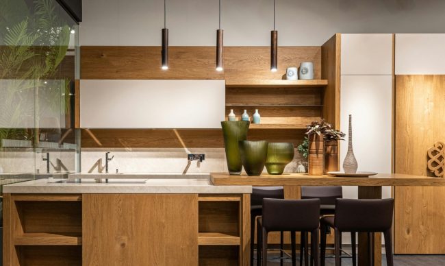 Stijlvolle houten keuken met open schappen, keramiekdecoratie en moderne hanglampen