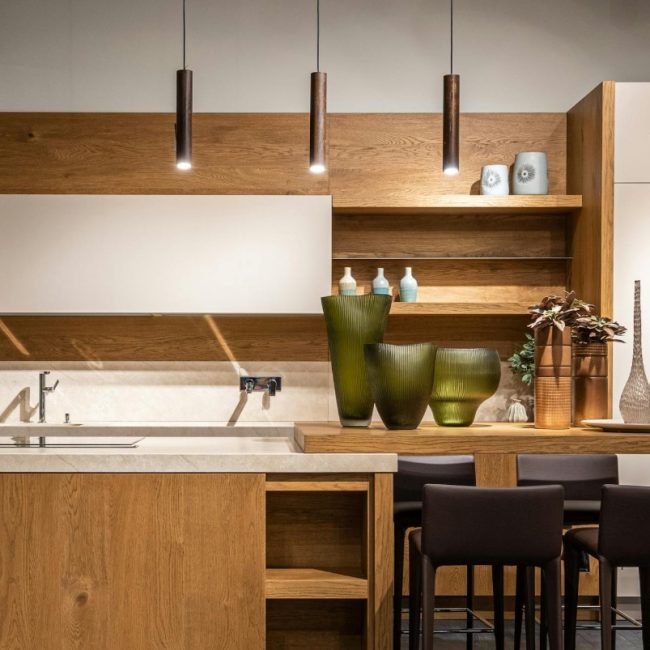 Stijlvolle houten keuken met open schappen, keramiekdecoratie en moderne hanglampen