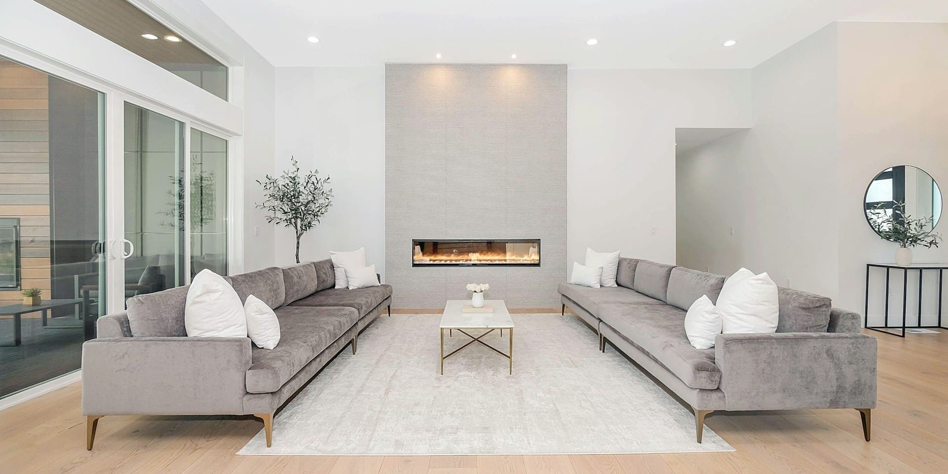 Moderne woonkamer indeling met symmetrische banken en ingebouwde haard voor een rustige uitstraling