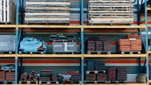 Overzicht van diverse bouwmaterialen in rekken passend bij materiaalkeuze woning en gebruik