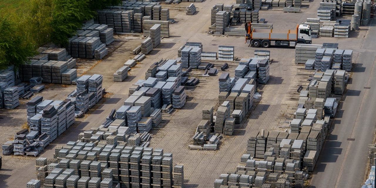 Opslag van bouwmaterialen op terrein met focus op materiaalkeuze woning en duurzaamheid