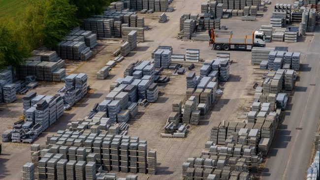 Opslag van bouwmaterialen op terrein met focus op materiaalkeuze woning en duurzaamheid