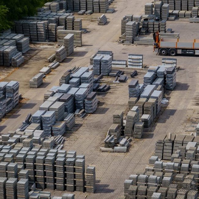 Opslag van bouwmaterialen op terrein met focus op materiaalkeuze woning en duurzaamheid