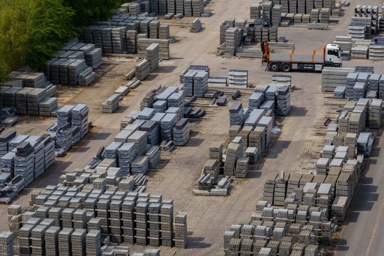 Opslag van bouwmaterialen op terrein met focus op materiaalkeuze woning en duurzaamheid