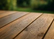 Weersbestendige afwerking renovatie houten terras close-up